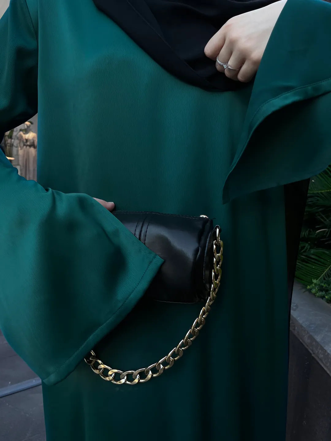 Abaya Satinée Vert Émeraude à Manches Évasées