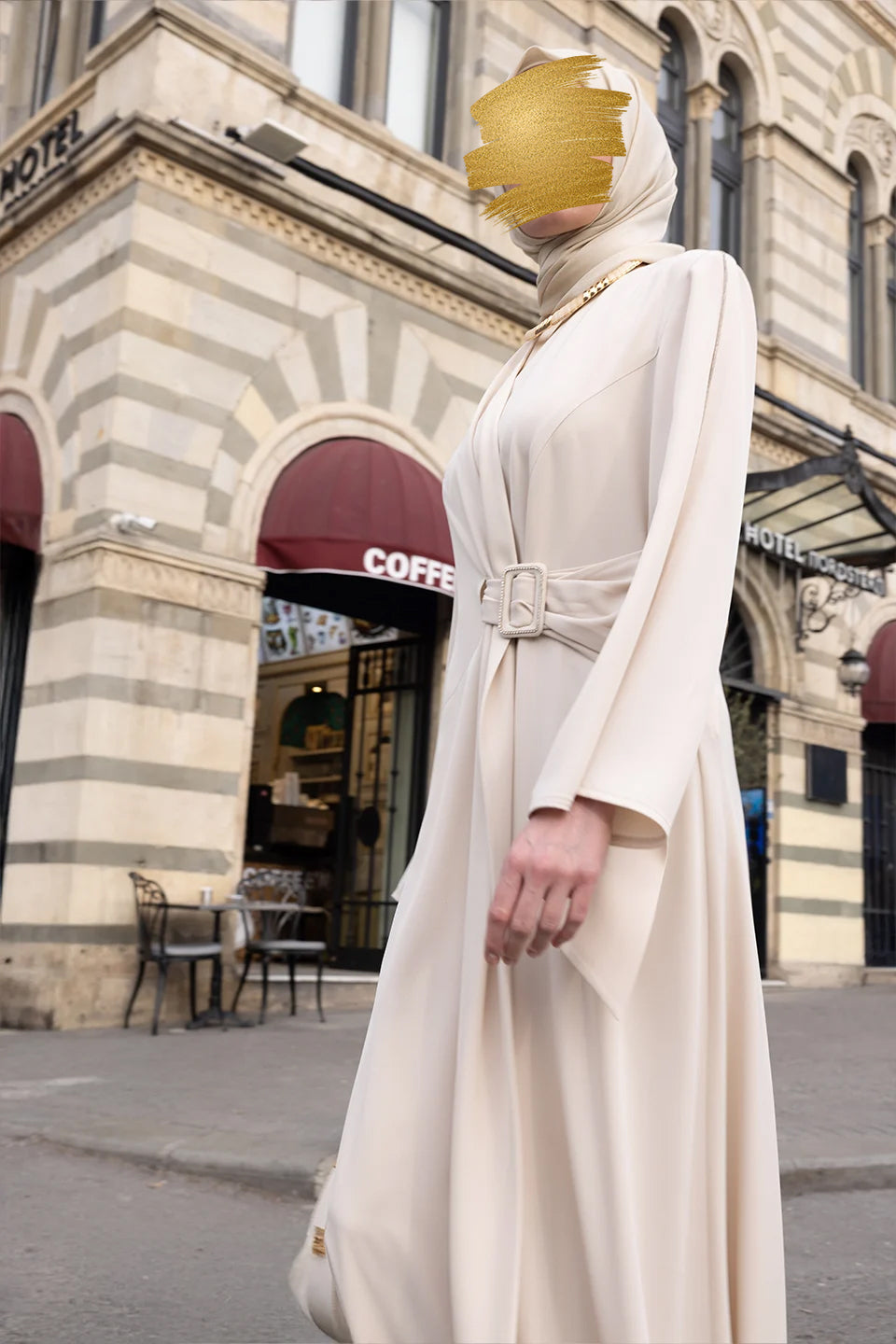 Abaya Ceinturée Écrue à Coupe Croisée
