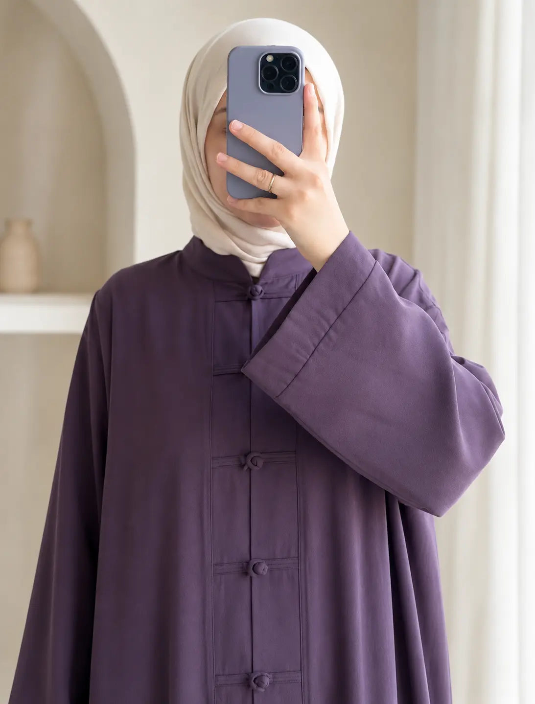 Abaya Boutons Nœuds - détail col et boutons kaki