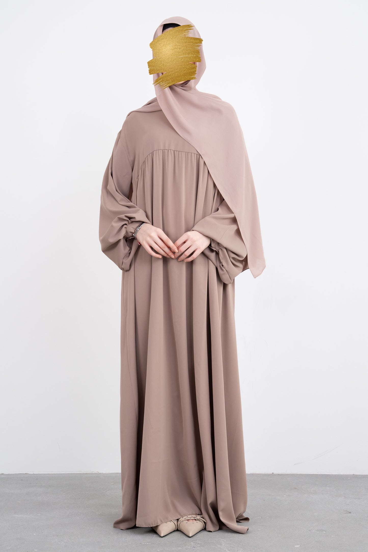 Abaya Taupe à Fronces Hautes et Manches Bouffantes