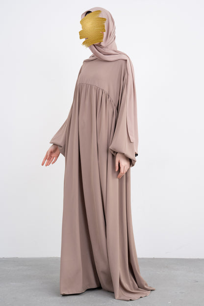 Abaya Taupe à Fronces Hautes et Manches Bouffantes