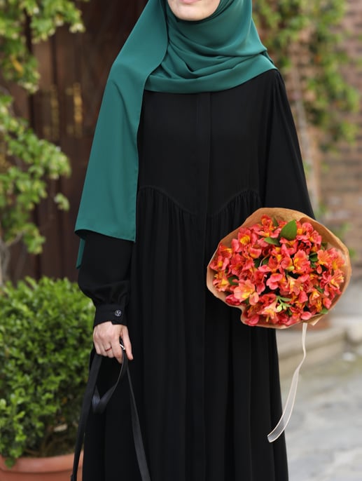 Umniah: Abaya Chic